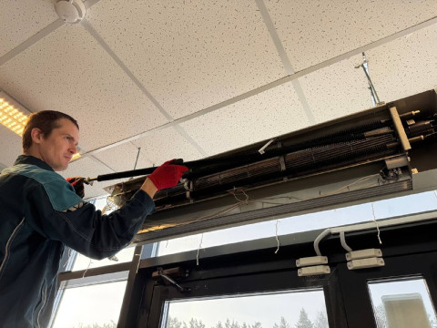 Ремонт тепловой завесы ИЗТТ в магазине «Пятёрочка» в Томске — сервисная бригада компании «Буран»