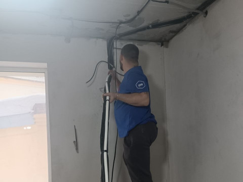 Монтаж трасс под кондиционеры в офисе БЦ «Гавань» в Кемерово — подготовка системы кондиционирования компанией «Буран»